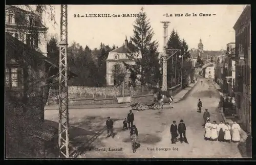 AK Luxeuil-les-Bains, La rue de la Gare avec passants et bâtiments environnants