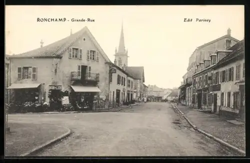 AK Ronchamp, Grande-Rue animée avec vue sur l`église