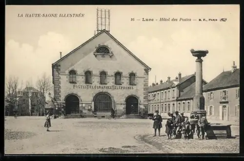 AK Lure, Hôtel des Postes et colonne avec groupe de villageois