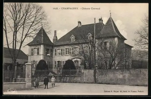 AK Champagney, Château Cornand avec passants devant l`entrée