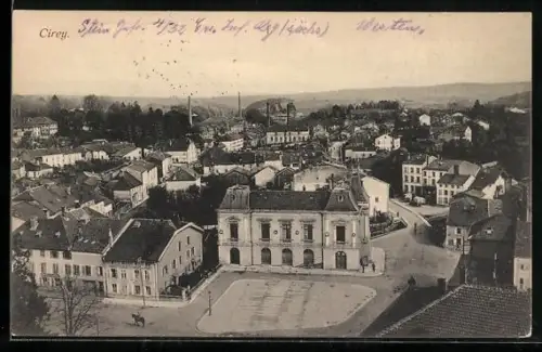 AK Cirey, Vue générale de la place centrale avec bâtiments et vue panoramique sur le village