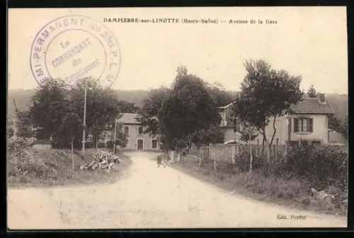 AK Dampierre-sur-Linotte /Haute-Saône, Avenue de la Gare avec maisons et arbres adjacents