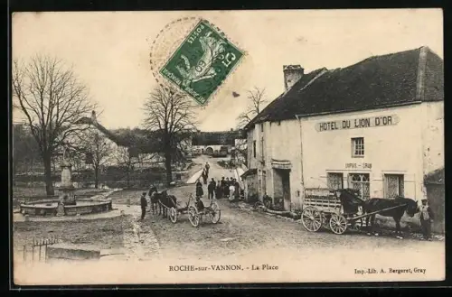 AK Roche-sur-Vannon, La Place avec l`Hôtel du Lion d`Or et une fontaine