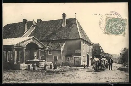 AK Oiselay, Grande-Rue avec fontaine et habitants se promenant