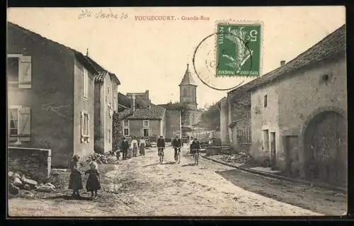 AK Vougeécourt, Grande-Rue animée avec habitants et vue sur l`église en arrière-plan