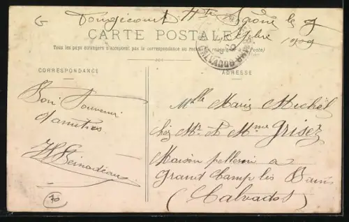 AK Vougeécourt, Grande-Rue animée avec habitants et vue sur l`église en arrière-plan