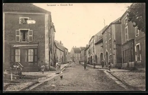 AK Faverney, Grande Rue avec passants et bâtiments historiques