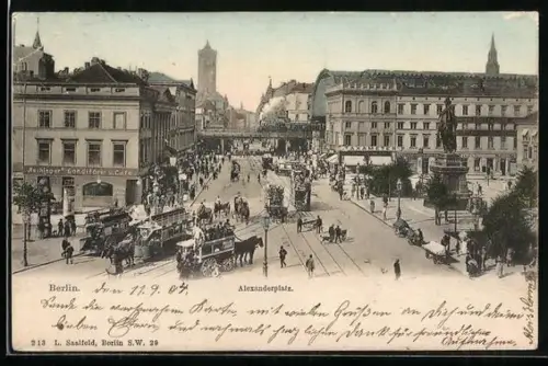 AK Berlin, Strassenbahnen und Passanten auf dem Alexanderplatz