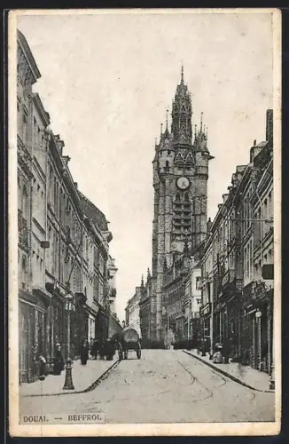 AK Douai, Beffroi majestueux dominant la rue animée