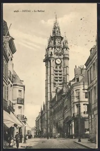 AK Douai, Le Beffroi et rue animée de passants et bâtiments historiques