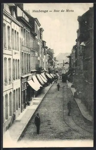 AK Maubeuge, Rue de Mons avec vue sur les facades et les passants