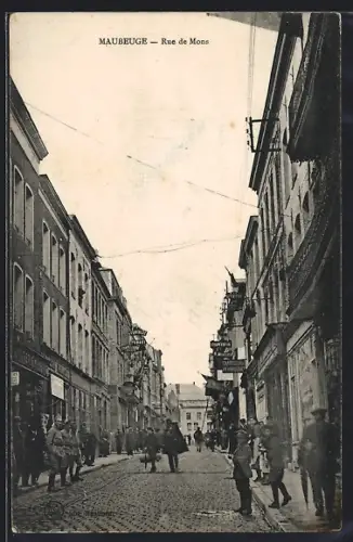 AK Maubeuge, Rue de Mons animée avec passants et commerces