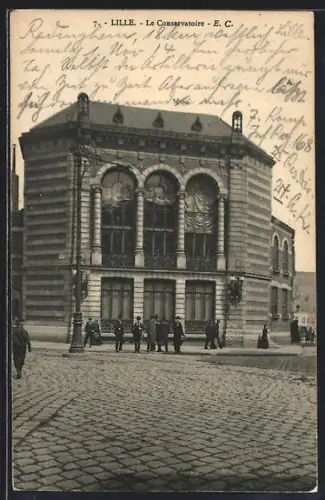 AK Lille, Le Conservatoire avec passants sur la place
