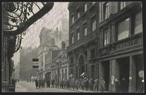 AK Lille, Rue animée avec passants devant des bâtiments historiques