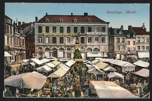 AK Maubeuge, Marché animé sur la place centrale avec stands et foule