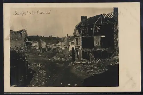AK La Bassée, Rue en ruines après la destruction