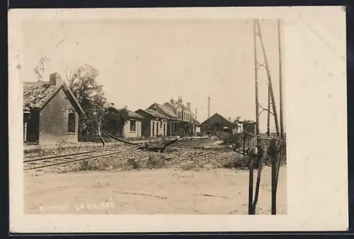 AK La Bassée, Vue de la gare et des bâtiments adjacents