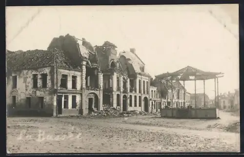 AK La Bassée, Bâtiments en ruine après un bombardement