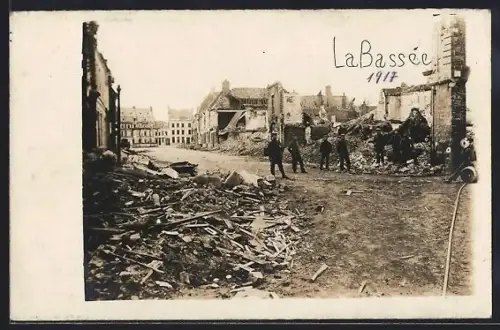 AK La Bassée, Rue en ruines après les destructions de la guerre