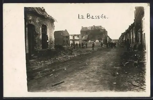 AK La Bassée, Rue en ruines avec des habitants et des soldats