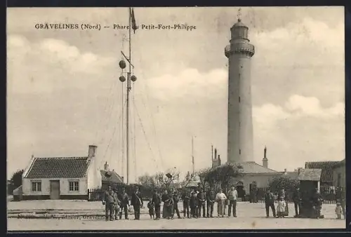 AK Gravelines /Nord, Phare du Petit-Fort-Philippe et groupe de personnes devant le phare