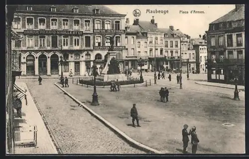 AK Maubeuge, Place d`Armes avec passants et bâtiments historiques