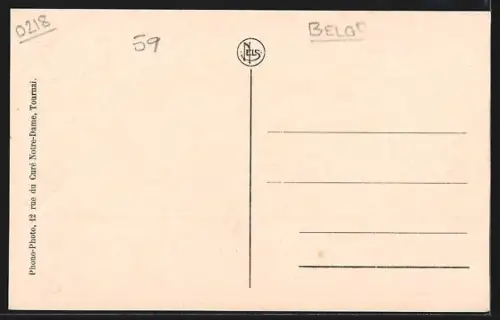 AK Maubeuge, Place d`Armes avec passants et bâtiments historiques