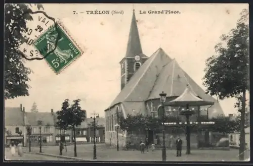 AK Trélon /Nord, La Grand`Place avec église et kiosque à musique