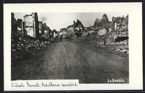 AK La Bassée, Rue dévastée par l`artillerie