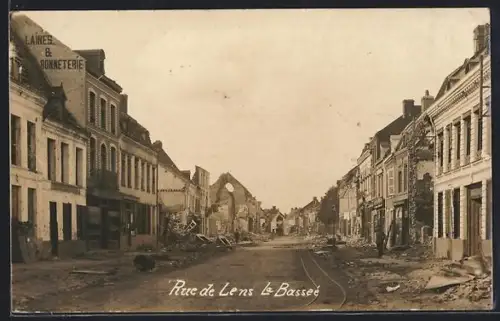 AK La Bassée, Rue de Lens avec bâtiments endommagés