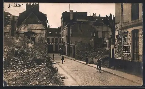 AK Lille, Rue avec bâtiments en ruines et cycliste