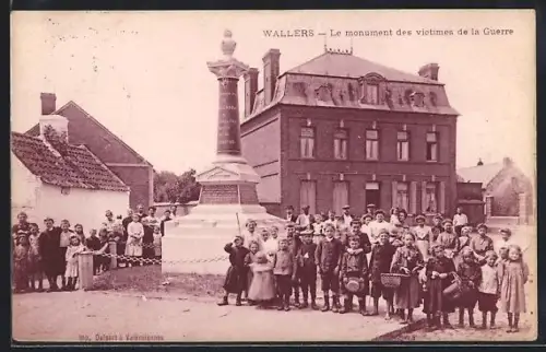AK Wallers, Le monument des victimes de la Guerre avec des habitants rassemblés devant