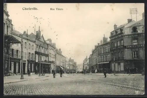 AK Charleville, Rue Thiers avec passants et bâtiments commerciaux