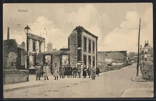 AK Rethel, deutsche Soldaten zwischen den Ruinen