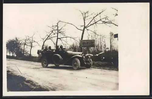 Foto-AK Juniville, Une rue avec une voiture