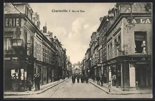 AK Charleville, Grand Rue mit Geschäften und Passanten, Gruppe Soldaten auf der Strasse