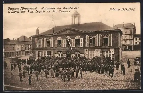 AK Vouziers, Platzmusik der Kapelle des 1. Landsturm Batl. Leipzig vor dem Rathause