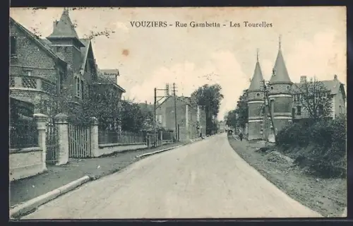 AK Vouziers, Rue Gambetta, Les Tourelles
