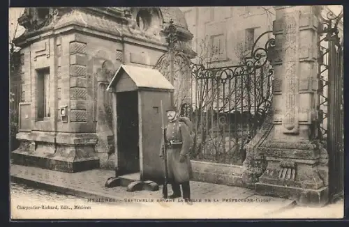 AK Mézières, Sentinelle devant la Grille de la Préfecture