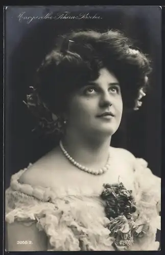 AK Schauspielerin Margarete Fehim-Pascha nachdenklich nach oben schauend