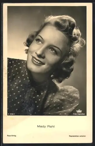 AK Schauspielerin Mady Rahl lächelnd zur Seite blickend