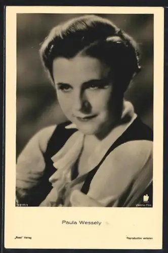 AK Schauspielerin Paula Wessely ernst schauend