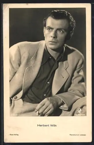 AK Schauspieler Herbert Wilk mit Zigarette in der Hand ernst schauend