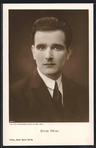 AK Schauspieler Ernst Winar mit fragendem Blick