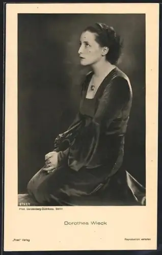 AK Schauspielerin Dorothea Wieck in betender Haltung auf Knien