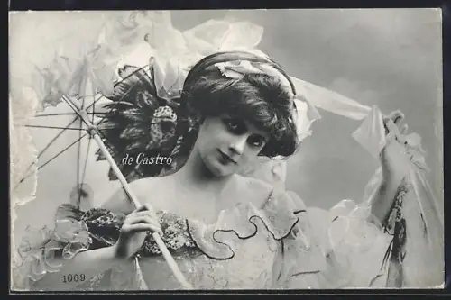 AK Fräulein mit Schirm spielt mit Tuch