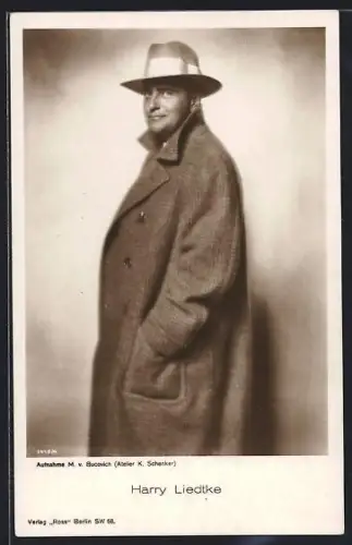 AK Harry Liedke, Portrait in Mantel und Hut