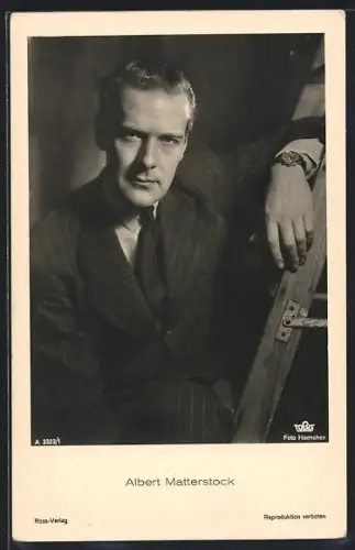 AK Schauspieler Albert Matterstock lehnend an einer Leiter