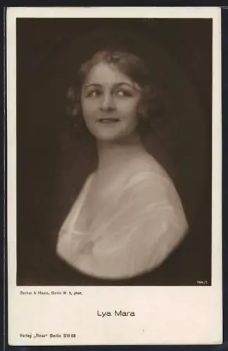 AK Lya Mara lächelt, Portrait