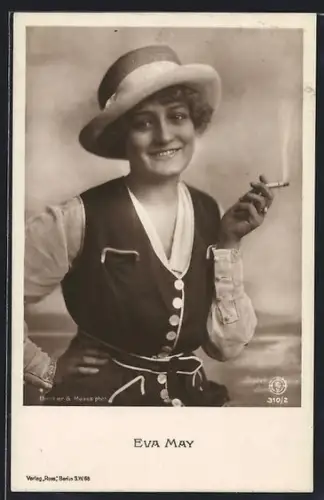 AK Schauspielerin Eva May mit Zigarette